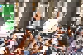 S temi igračkami se je Tina Gaber izzivalno smukala pred Leonom XIV.